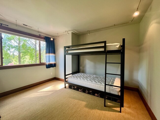 Building Photo - Luxury Estate Retreat in the Heart of Samm...