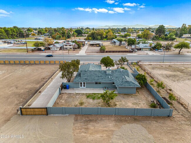 Building Photo - 4812 W Greenway Rd
