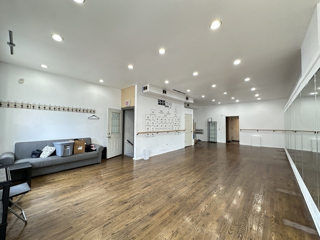 Building Photo - 1654 W Chicago Ave