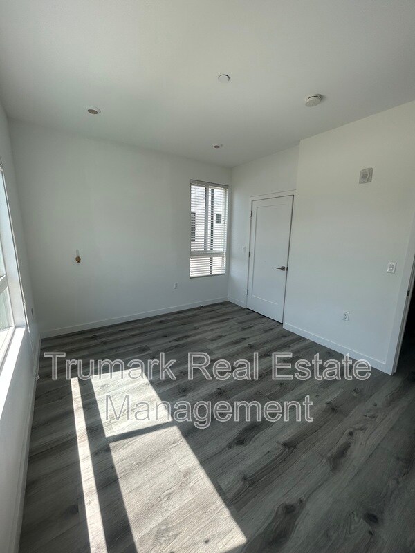 Building Photo - 11408 Sarah St