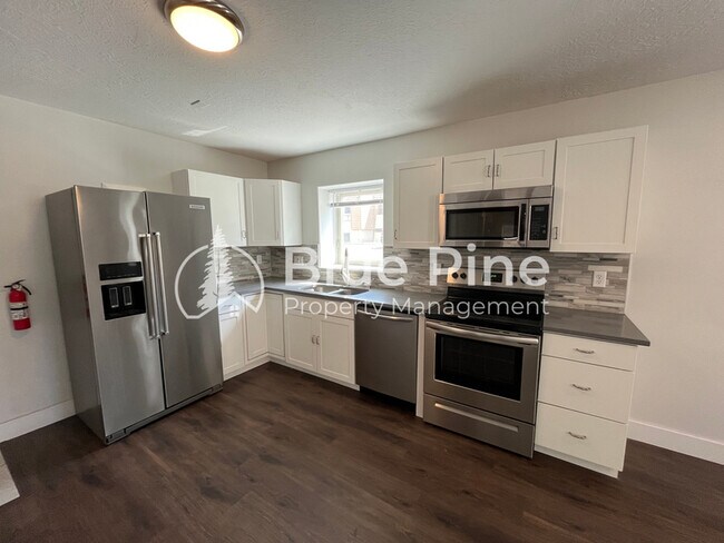 Building Photo - 1420 E 17th St