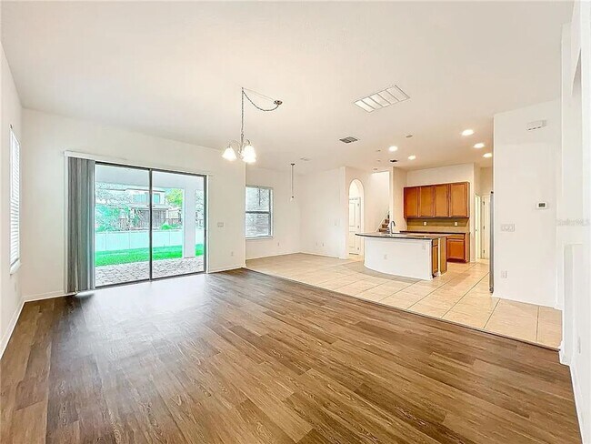 Building Photo - Spacious 5 Bedroom 4 Bathroom Home in Wind...