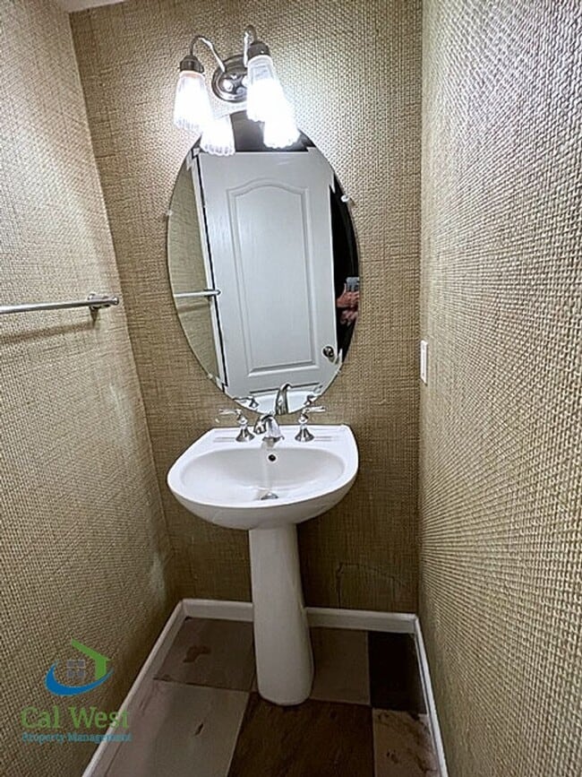 Building Photo - $3995 - 3 Bed/2.5 Bath Two Story Home in D...