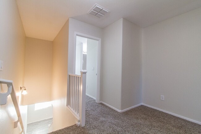 Building Photo - GORGEOUS 3BED 2.5 BATH HOME  NEAR CRIMSON/US60