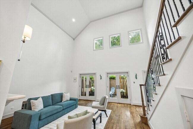 Building Photo - 6013 Inwood Dr