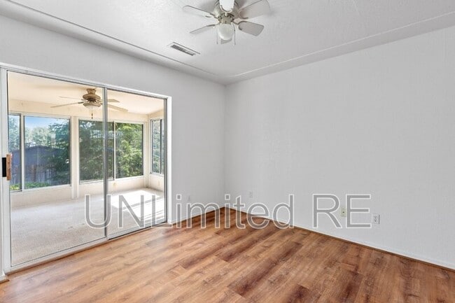 Building Photo - 10305 E Oak Creek Valley Dr