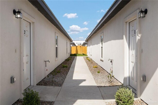 Building Photo - 21 Hilltop Ave