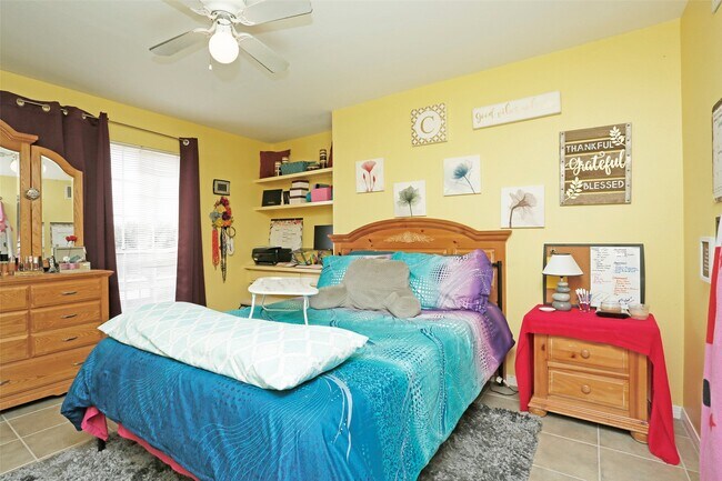 Building Photo - 2626 Holly Hall St