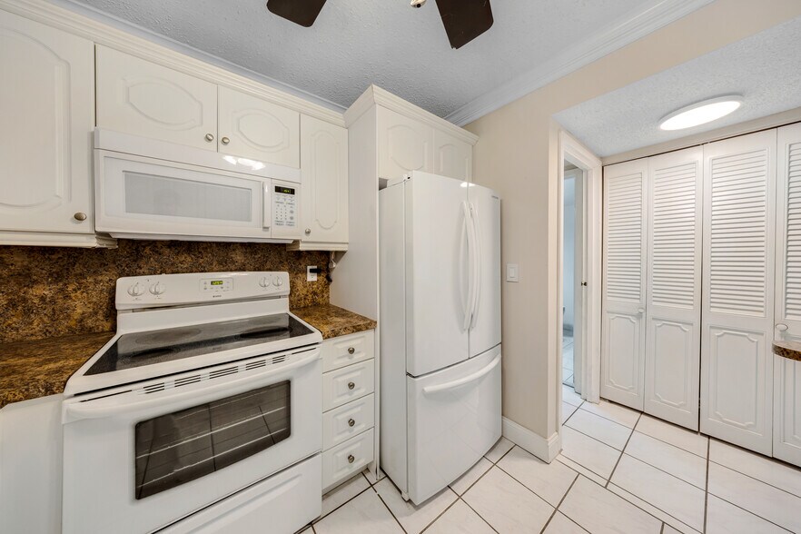 Building Photo - 2017 S Ocean Dr