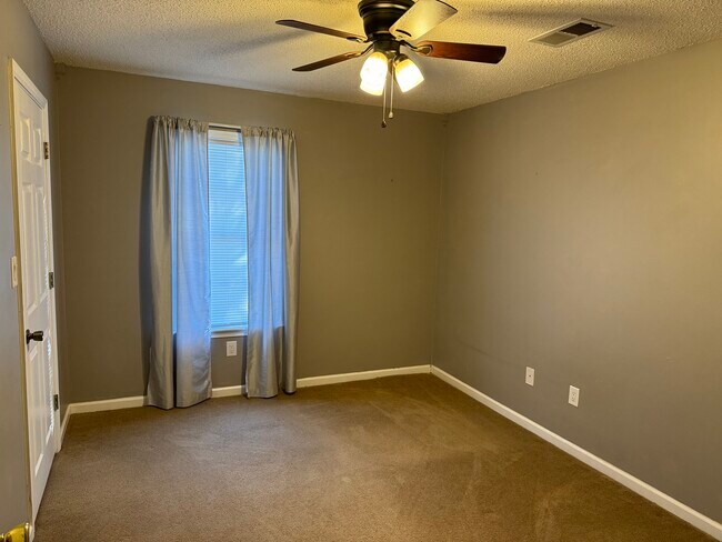 Second bedroom - 3550 Woodland Dr