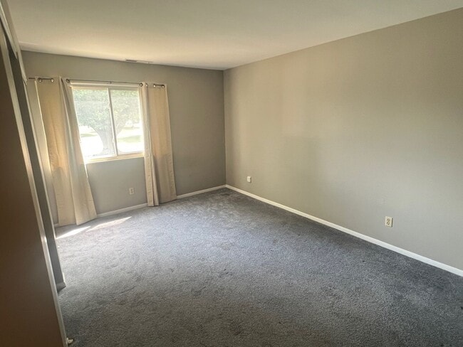 Building Photo - 2 Bedroom Condo in Colony West - Available...