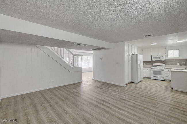 Building Photo - 7182 Acorn Ct