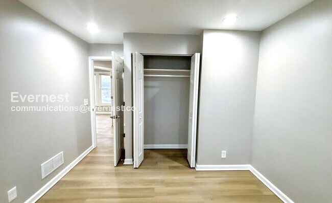 Building Photo - 3 Bed/1.5 Bath Home with Fenced Yard / Pet-Friendly / Available Now!