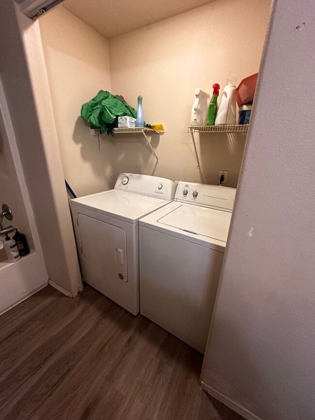 Building Photo - r1824