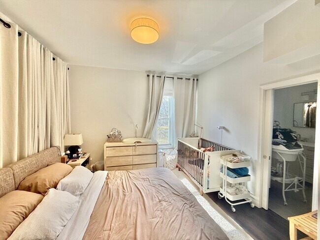 Building Photo - 13 Schuyler St