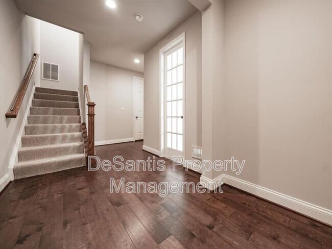 Building Photo - 1451 Hastings Cres