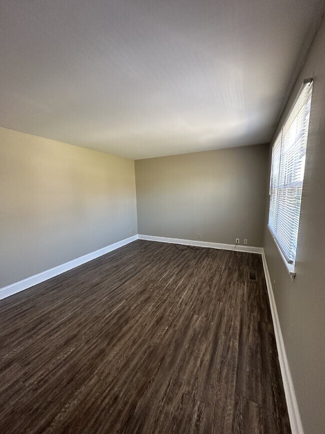 Building Photo - 335 Woodale Dr