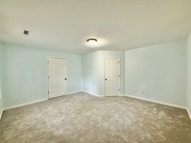 Building Photo - **OFFERING RENT PROMOTION FOR FIRST 6 MONT...