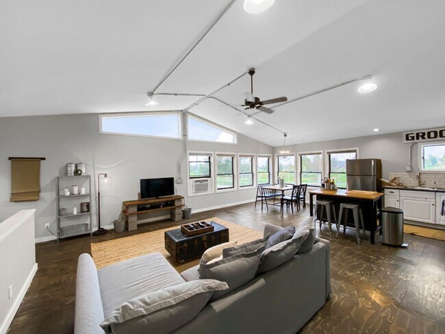 Building Photo - Portland Loft: Fully Furnished Loft Living with views of the golf course $300 Utility Fee