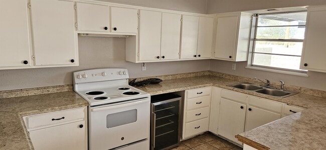 Building Photo - 304 Kessler Ave