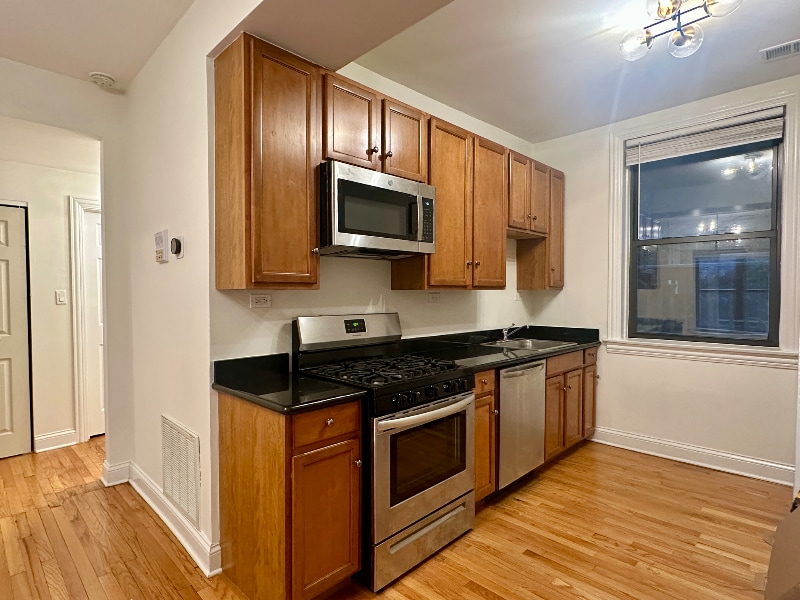 Building Photo - 903 W Cornelia Ave