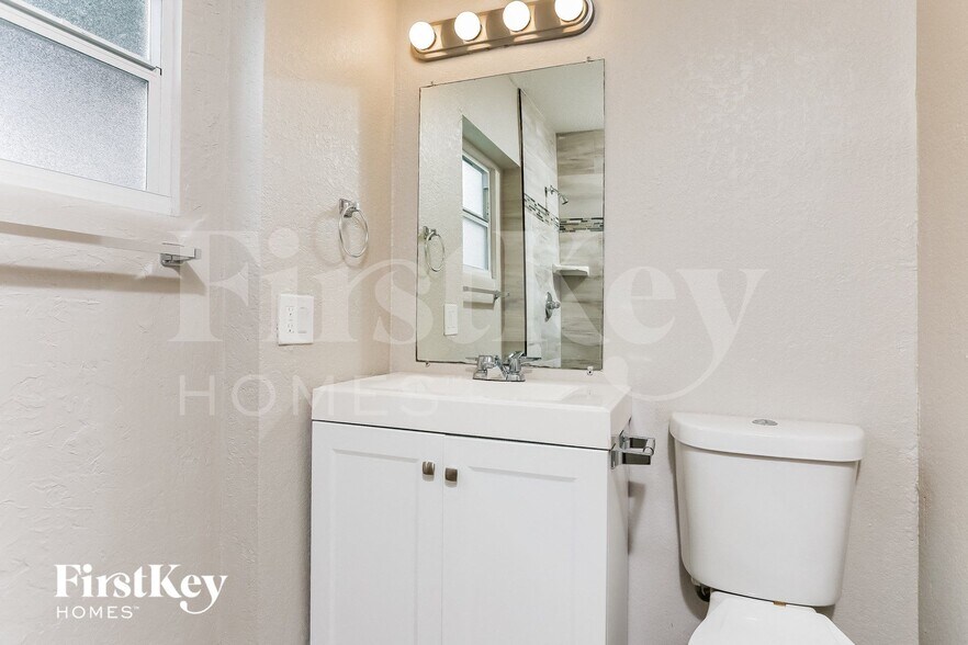 Building Photo - 7560 Venetian St