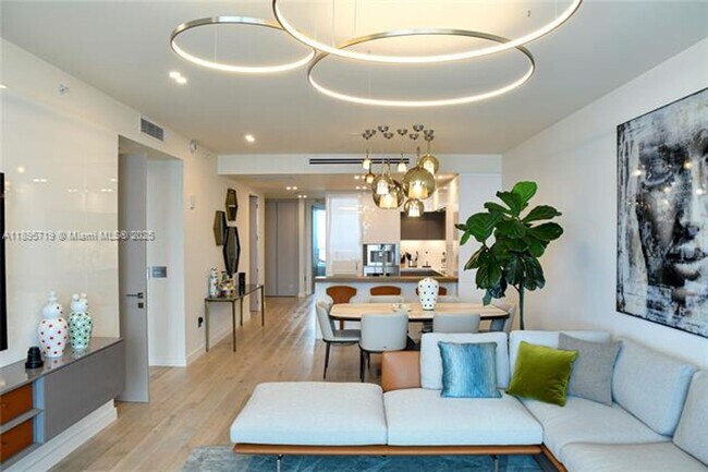 Building Photo - 15701 Collins Ave