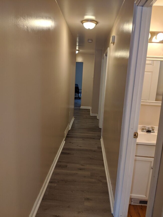 Building Photo - South Oakland renovated apartment