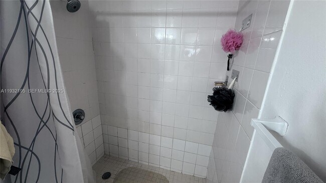 Building Photo - 8860 Fontainebleau Blvd