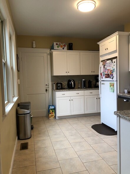 Kitchen - 638 Taylor Ave