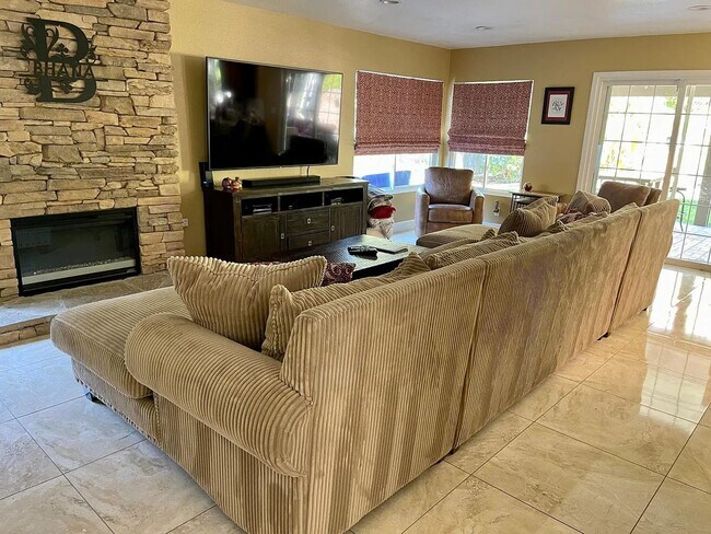 Building Photo - Rare opportunity spacious remodeled Camarillo Home on cul-de-sac