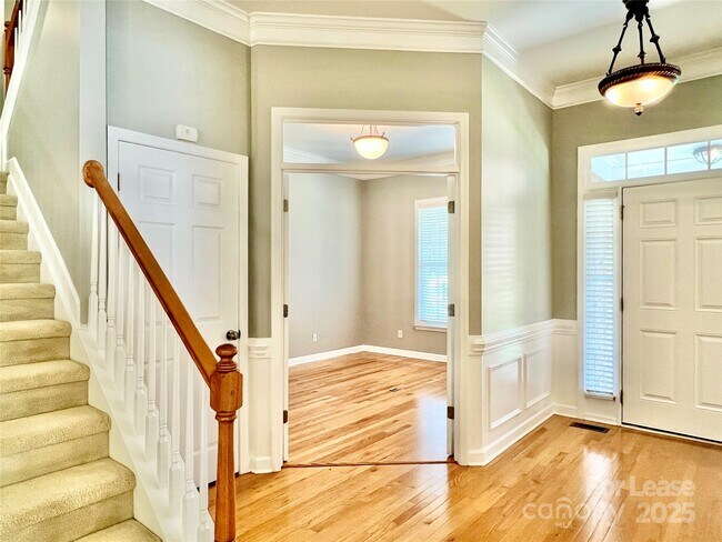 Building Photo - 811 Deercross Ln