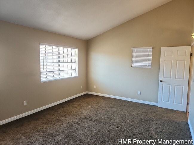 Building Photo - Spacious Town House