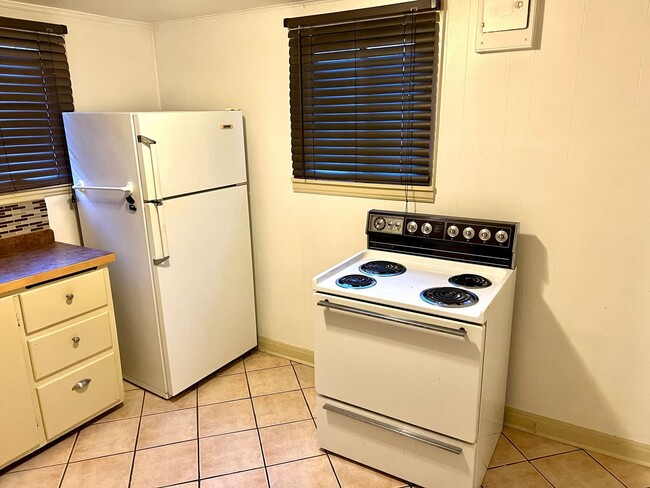 Building Photo - 676 N Davis St