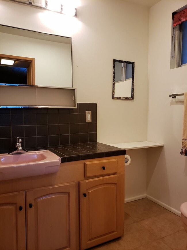 Building Photo - Mostly Furnished Bishop home with large living, dining space and a sun room.