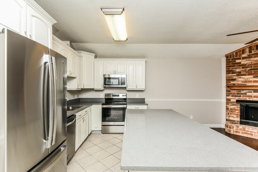 Building Photo - 216 Rosewood Ln