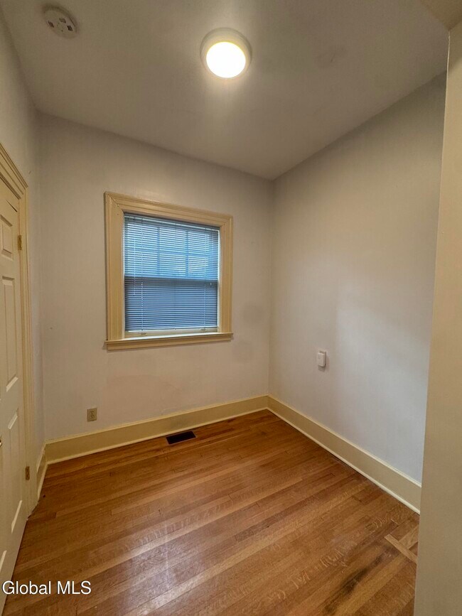 Building Photo - 133 S Lake Ave