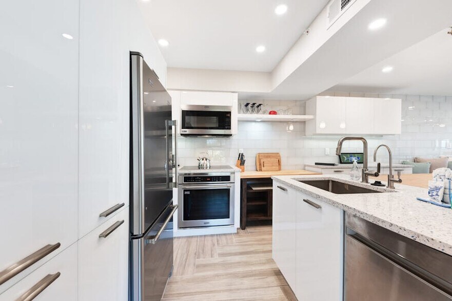 Building Photo - 5610 Gulf Dr