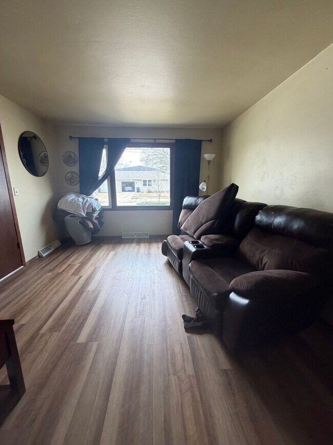 Building Photo - Midpark Duplex