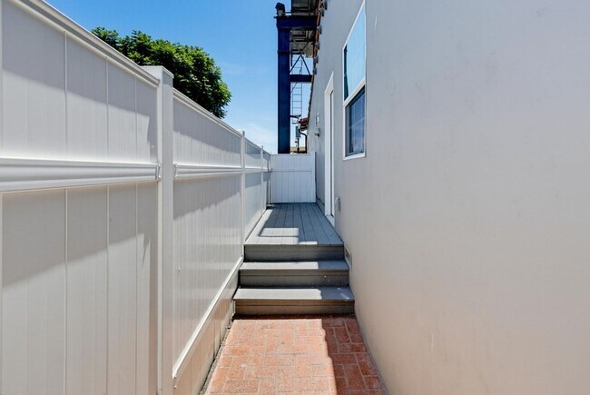 Building Photo - 1470 Rosecrans St