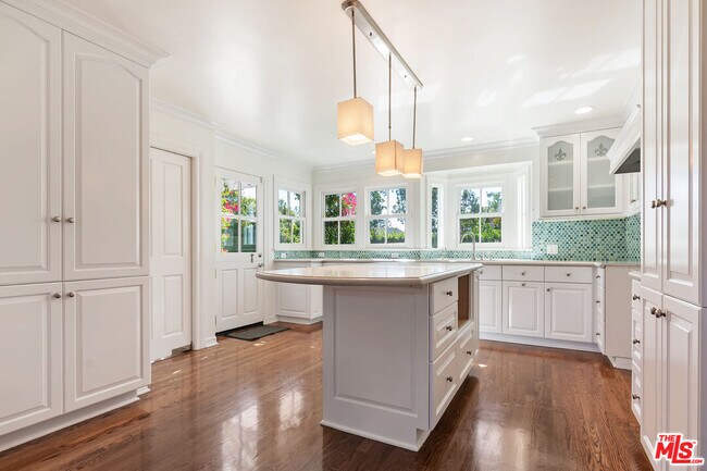 Building Photo - 360 Alma Real Dr