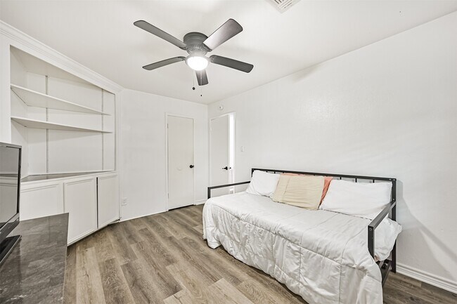 Building Photo - 212 E Castle Harbour Dr