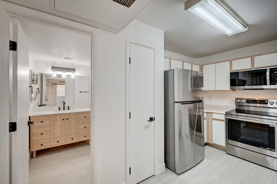 Building Photo - 2300 E Silverado Ranch Blvd