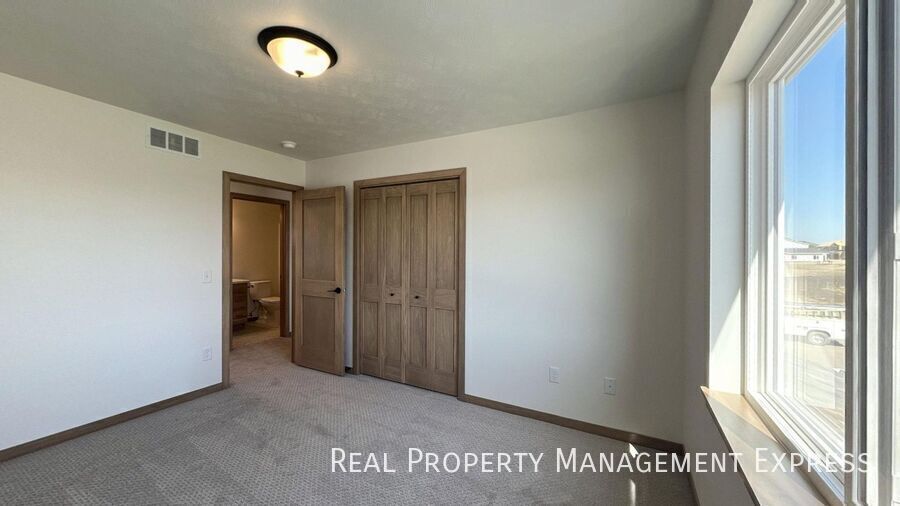 Building Photo - 3 Bed 2.5 Bath Townhome in West Sioux Falls