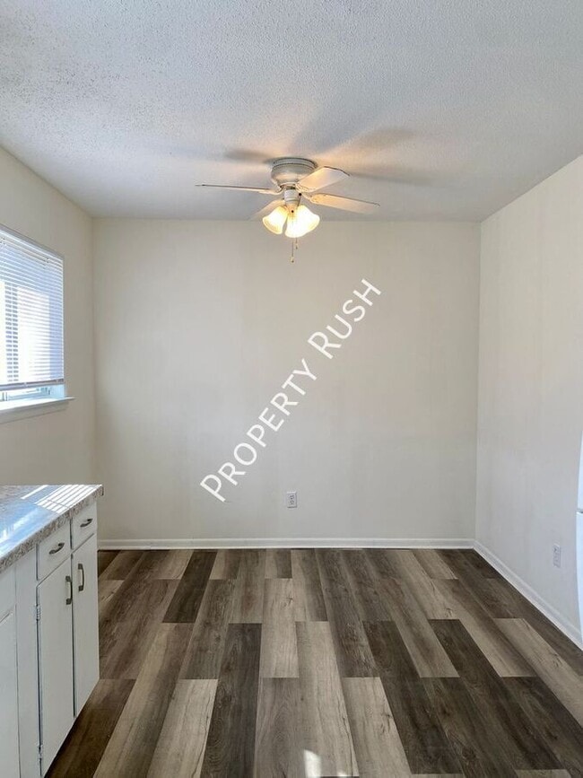 Building Photo - 922 Delores Dr