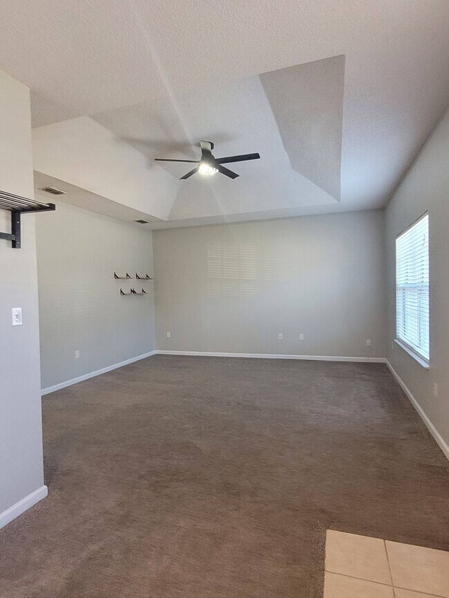 Building Photo - Newly renovated Three Bedroom Townhouse