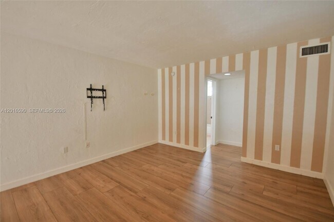 Building Photo - 6884 N Kendall Dr