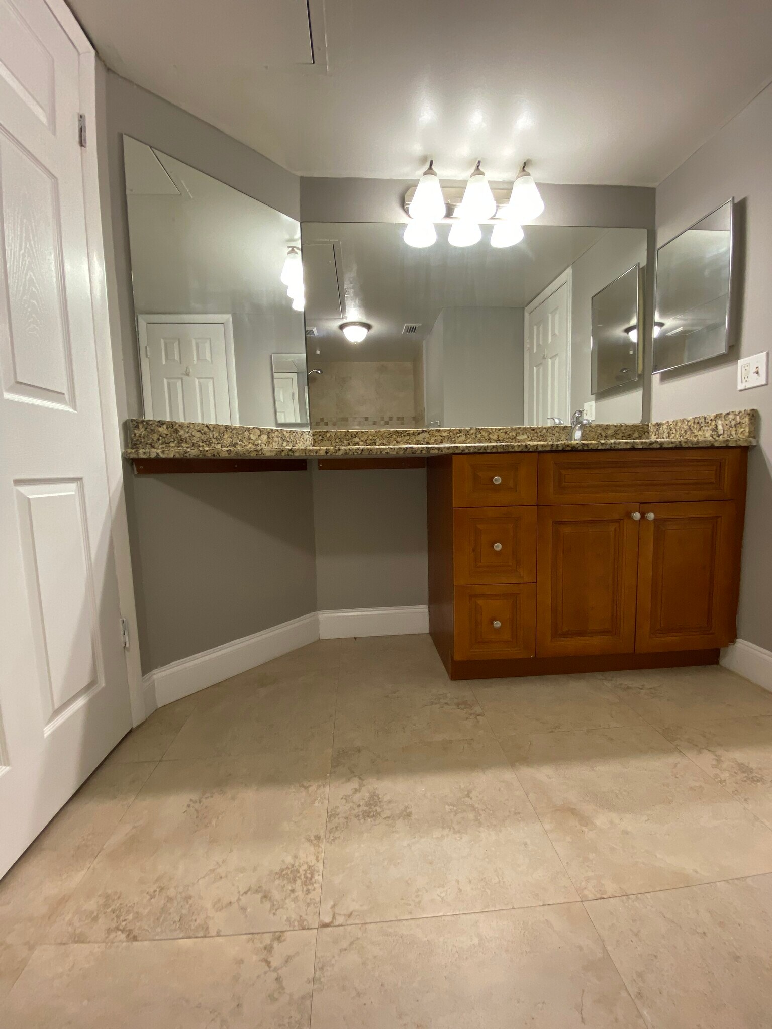 Building Photo - 2820 N Oakland Forest Dr
