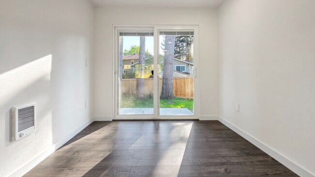 Building Photo - Updated Rambler in Prime Kirkland Location
