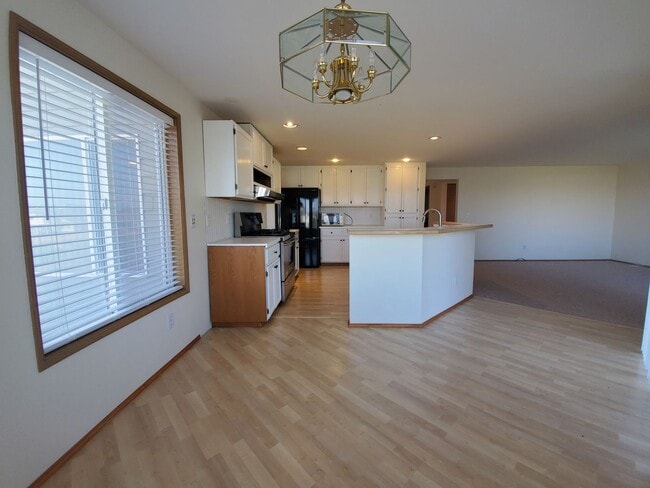 Building Photo - 4-Bedroom, 2.5-Bath located in Horn Rapids...